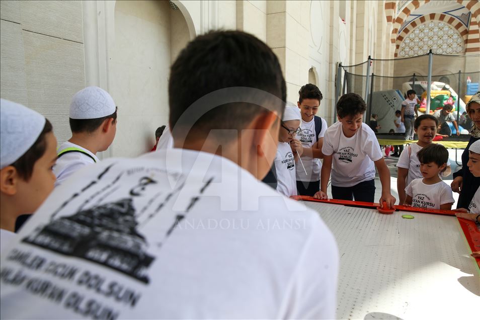 Istanbul: Mališani svečano započeli ljetni kurs učenja Kur'ana u džamiji Camlica