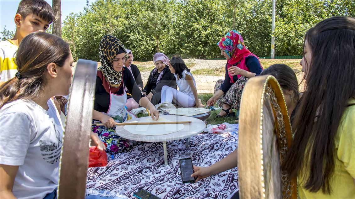 Diyarbakır'da mangal ateşleri "babaganuç" için yanmaya başladı