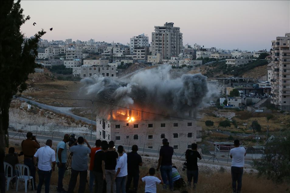 İsrail Doğu Kudüs'te Filistinlilere ait binayı patlatarak yıktı