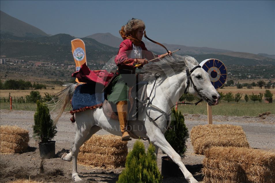 Конные лучницы
