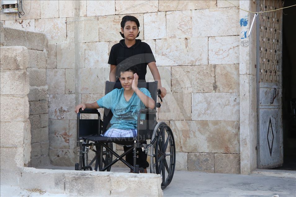 Esed rejiminin saldırısında bacaklarını kaybeden çocuk yardım bekliyor
