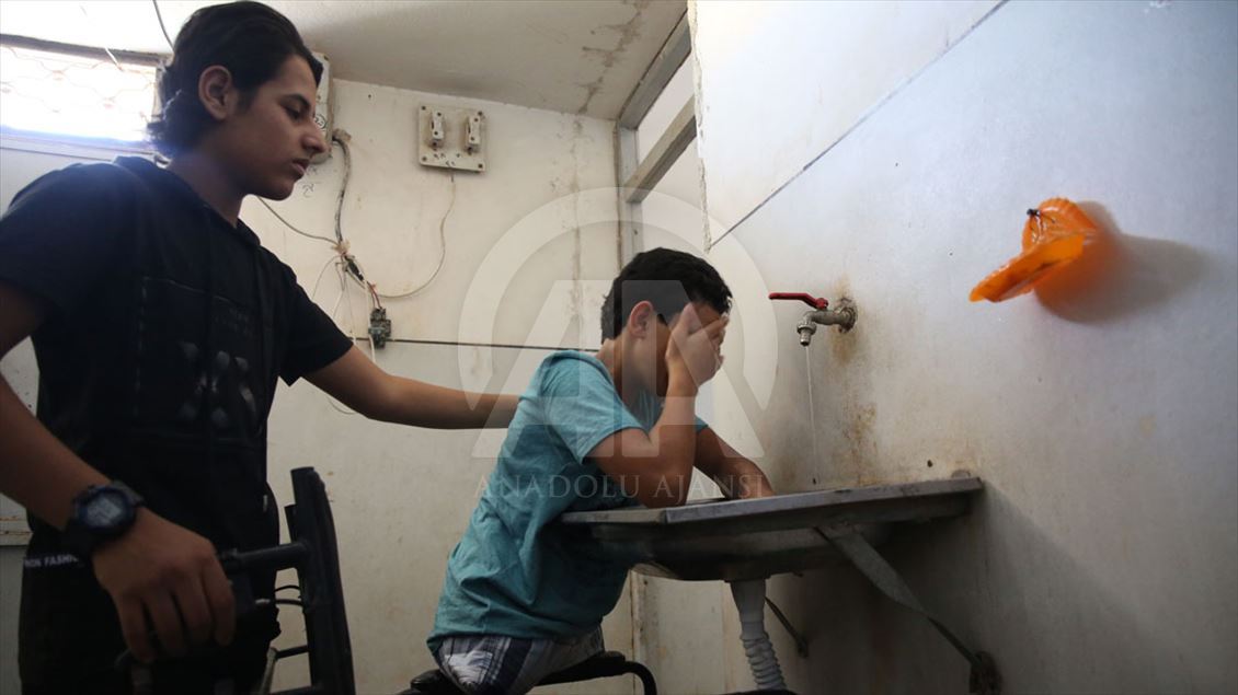  Esed rejiminin saldırısında bacaklarını kaybeden çocuk yardım bekliyor