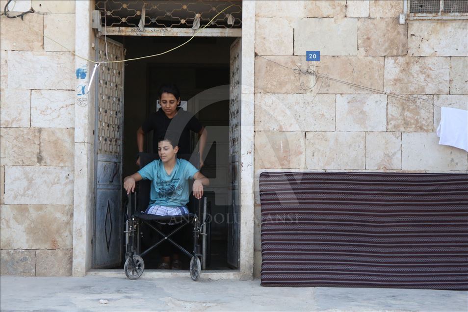 Esed rejiminin saldırısında bacaklarını kaybeden çocuk yardım bekliyor
