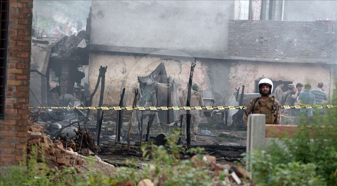 Pakistani military plane crashes into a residential area - Anadolu Ajansı