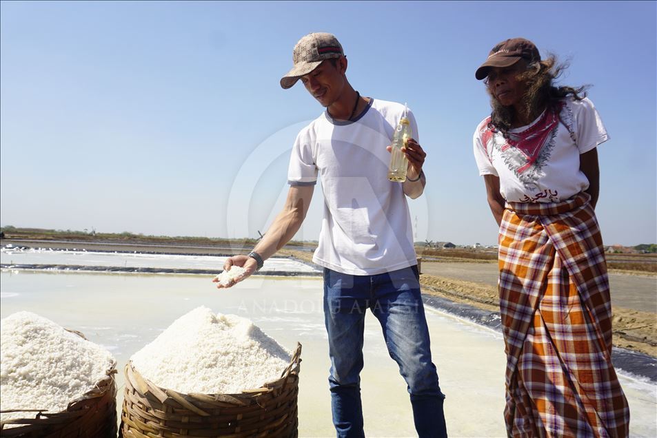 Derita petani garam di musim panen