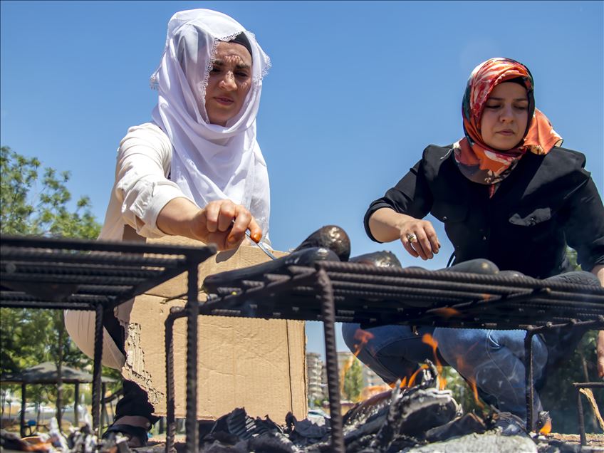 "بابا غنوج".. أكلة الشتاء تُطهى صيفًا في ديار بكر