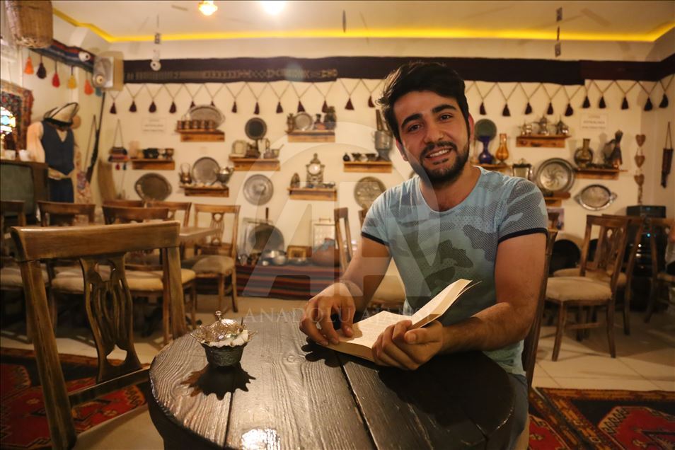 Ev kafe pir "antîqe" ye