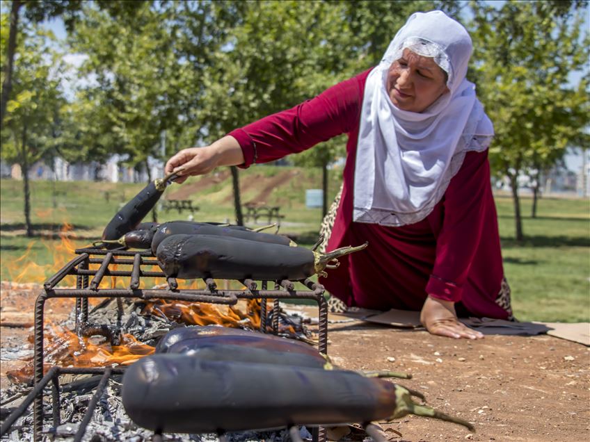 "بابا غنوج".. أكلة الشتاء تُطهى صيفًا في ديار بكر