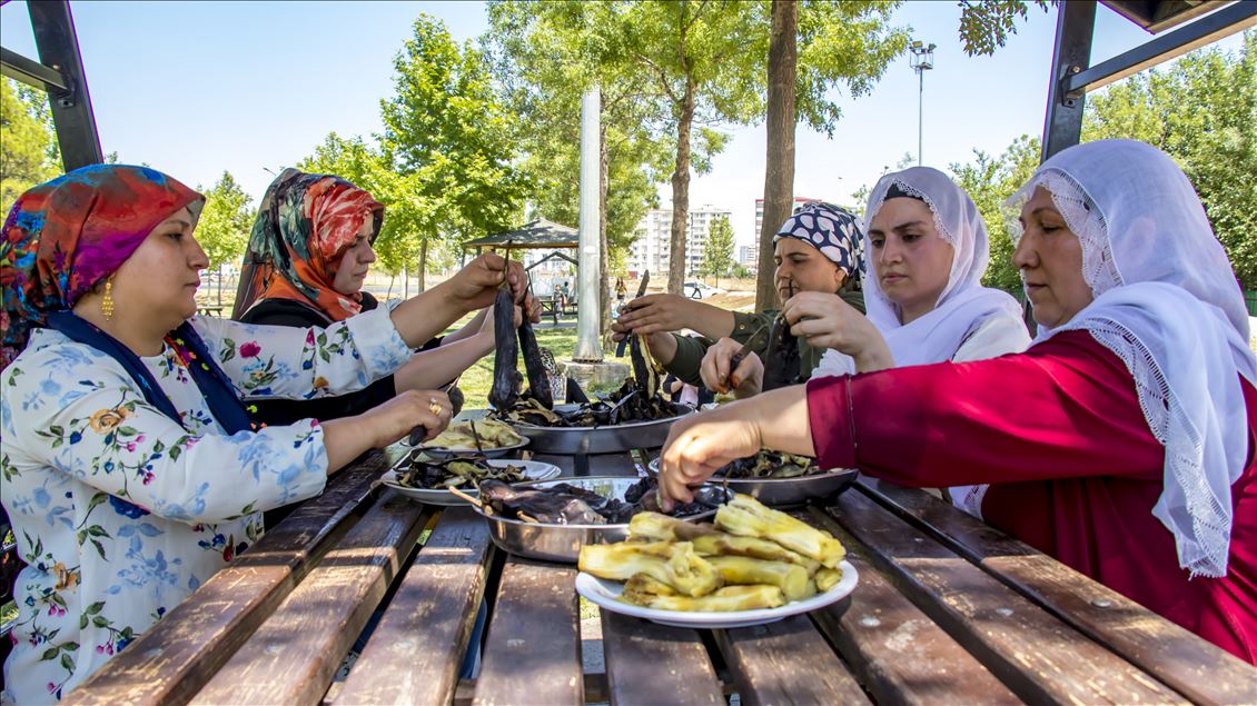 "بابا غنوج".. أكلة الشتاء تُطهى صيفًا في ديار بكر