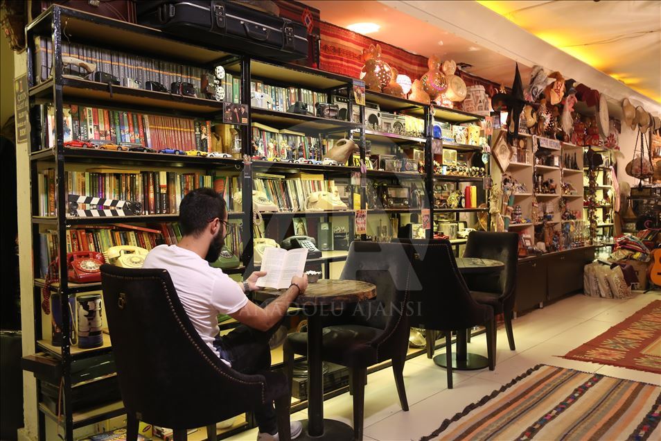 Ev kafe pir "antîqe" ye