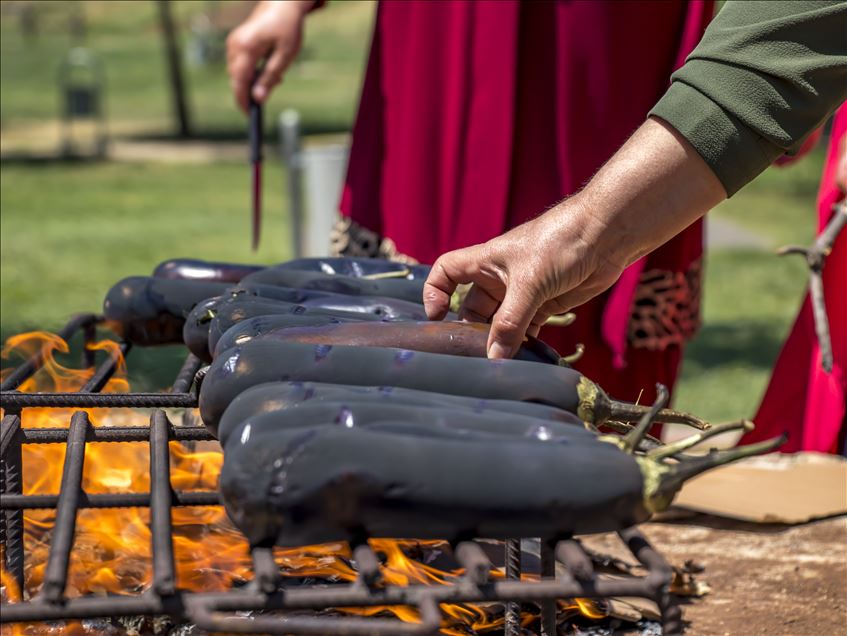 "بابا غنوج".. أكلة الشتاء تُطهى صيفًا في ديار بكر