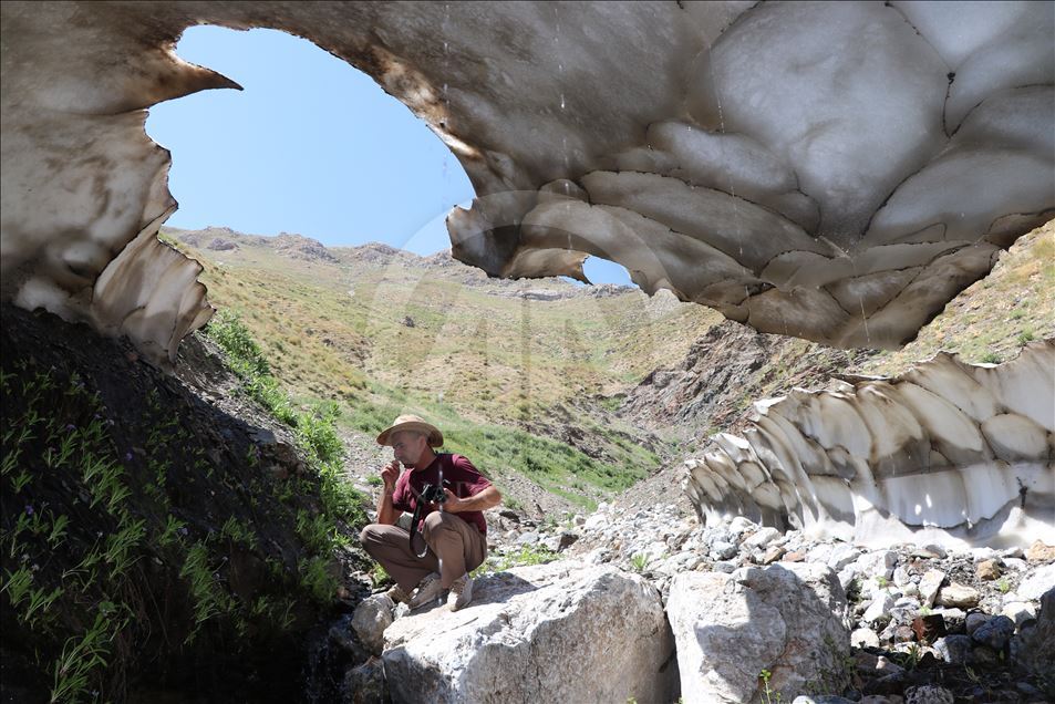 استقبال گردشگران از غارهای برفی در ارتفاع 3 هزار متری از سطح دریا 