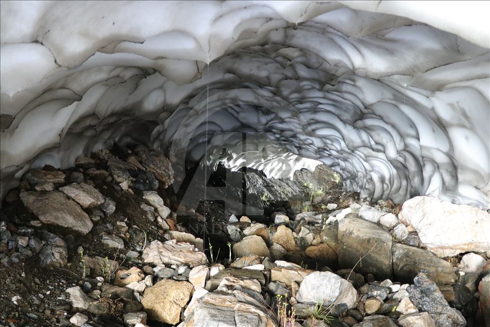 استقبال گردشگران از غارهای برفی در ارتفاع 3 هزار متری از سطح دریا 