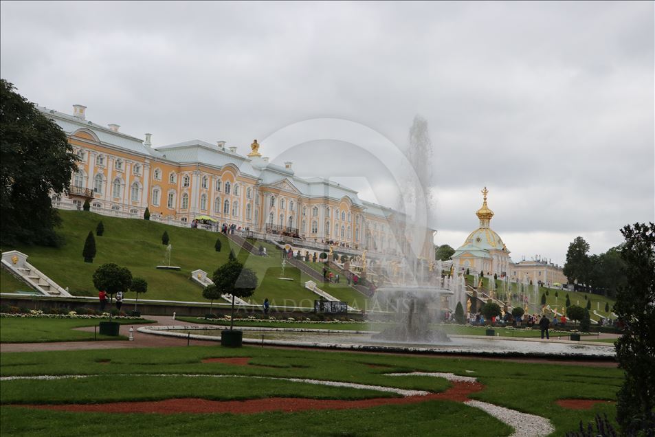 Peterhof Sarayı’nın görkemi turistlerin ilgisini çekiyor