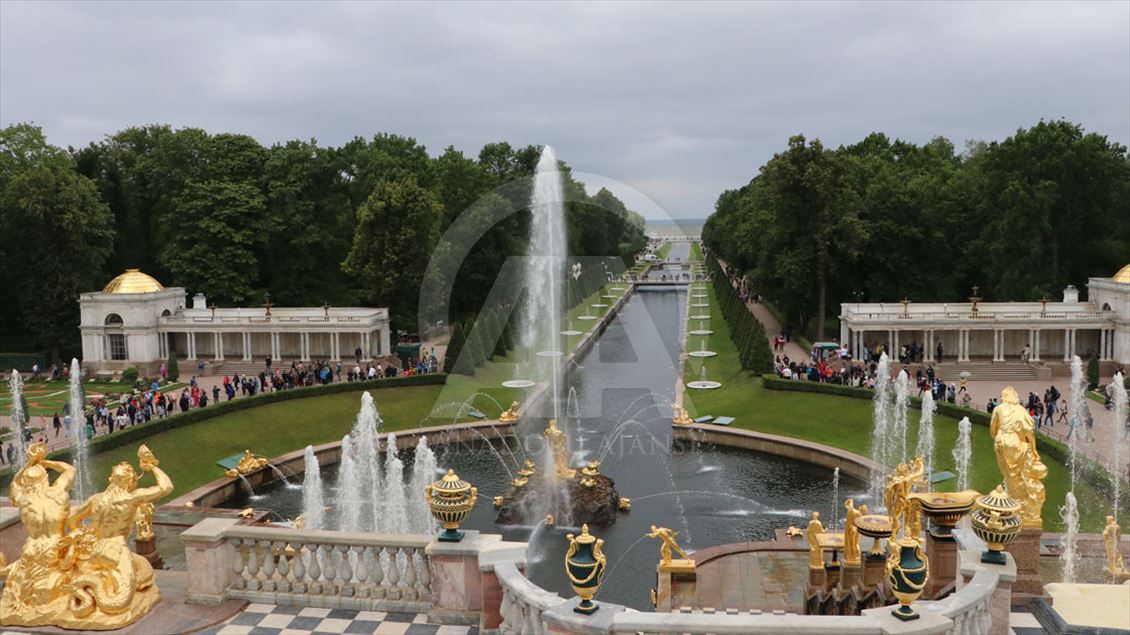 Peterhof Sarayı’nın görkemi turistlerin ilgisini çekiyor