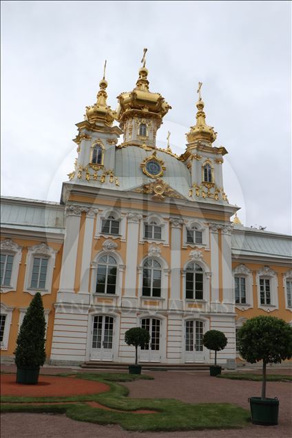 Peterhof Sarayı’nın görkemi turistlerin ilgisini çekiyor