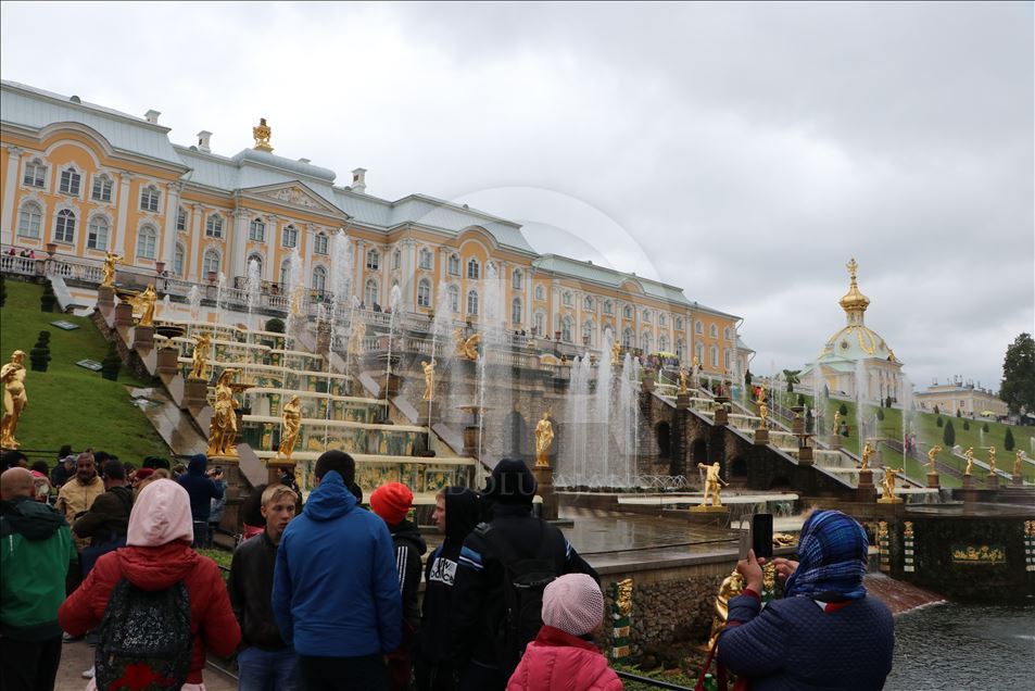 Peterhof Sarayı’nın görkemi turistlerin ilgisini çekiyor