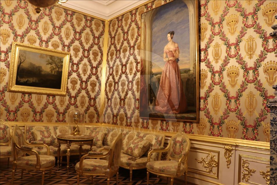 Peterhof Sarayı’nın görkemi turistlerin ilgisini çekiyor