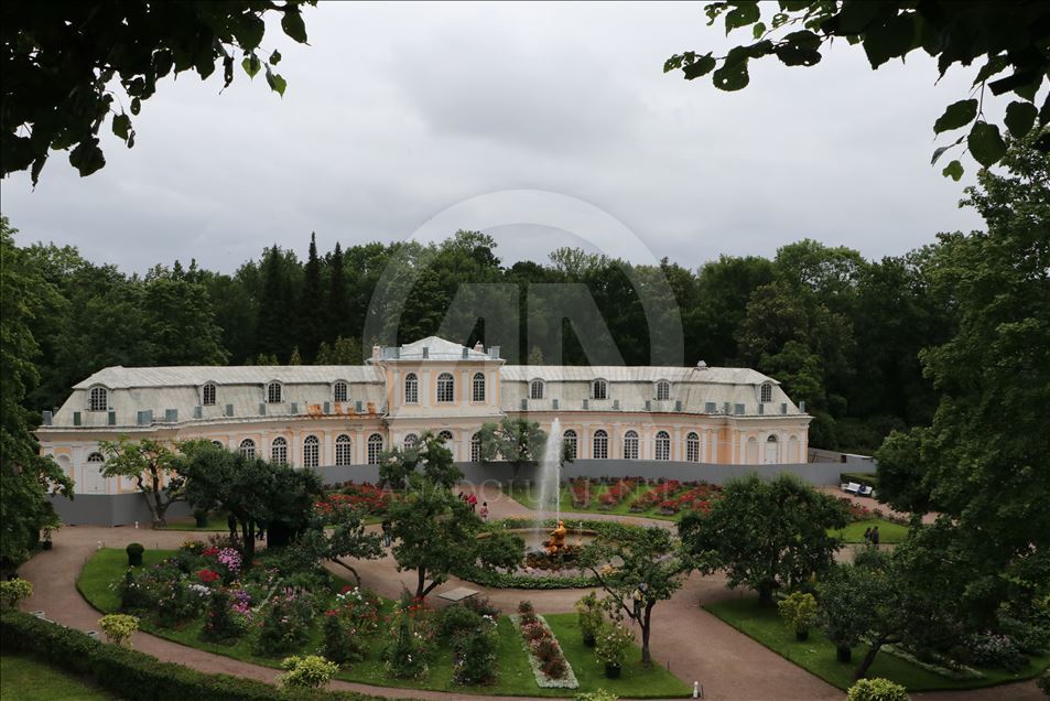 Peterhof Sarayı’nın görkemi turistlerin ilgisini çekiyor