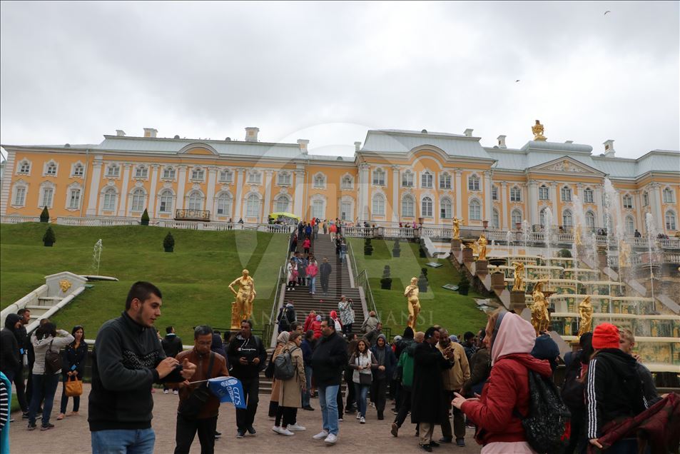 Peterhof Sarayı’nın görkemi turistlerin ilgisini çekiyor