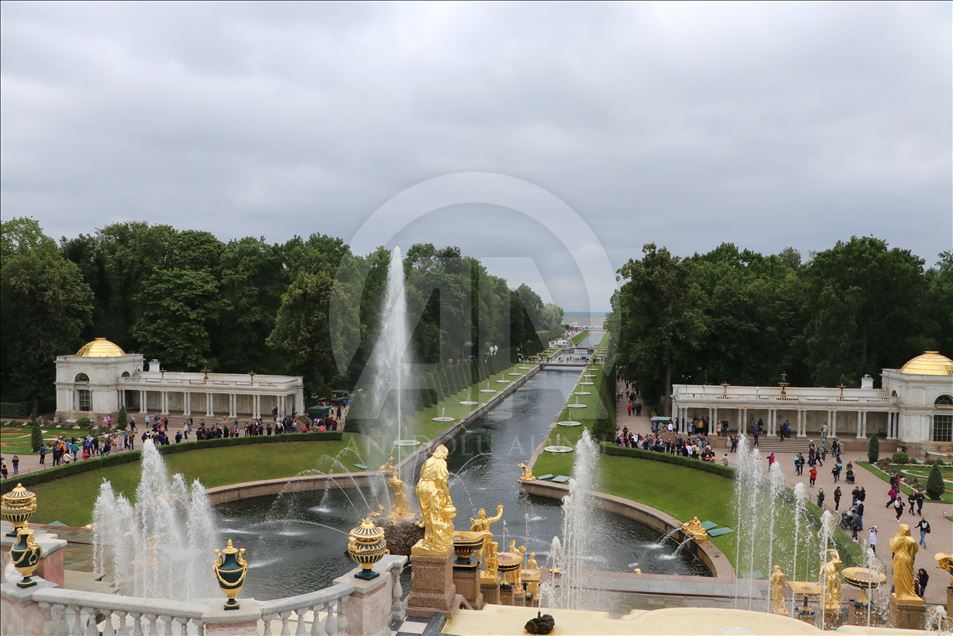 Peterhof Sarayı’nın görkemi turistlerin ilgisini çekiyor