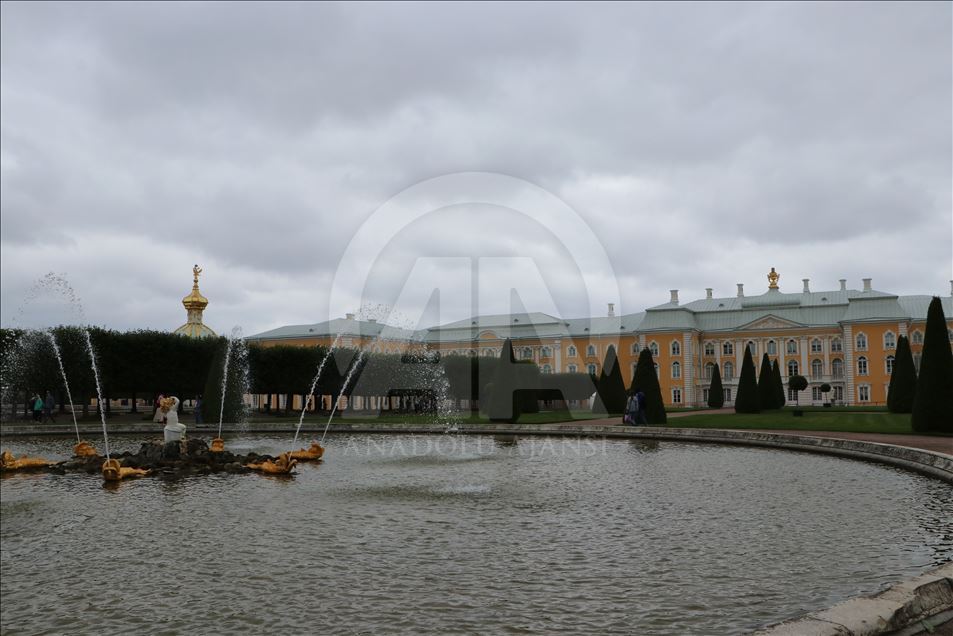 Peterhof Sarayı’nın görkemi turistlerin ilgisini çekiyor