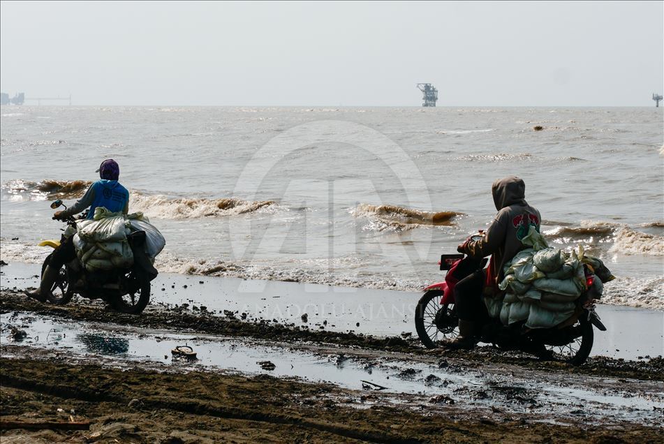 Tumpahan Minyak Pertamina Di Pantai Sedari, Karawang - Anadolu Agency