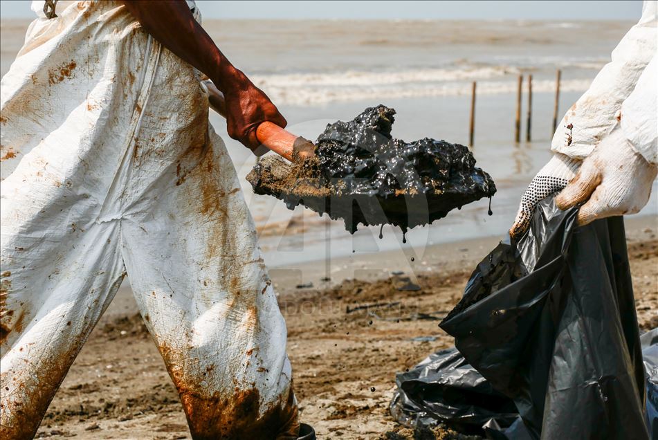 Tumpahan Minyak Pertamina Di Pantai Sedari, Karawang - Anadolu Ajansı