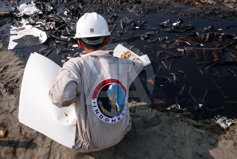 Tumpahan Minyak Pertamina Di Pantai Sedari, Karawang - Anadolu Agency