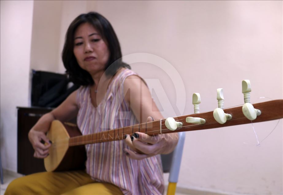 علاقه عروس ژاپنی ساکن ترکیه به فرهنگ و موسیقی ترکی 