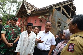 Puluhan rumah hancur akibat gempa M 6,9 di Banten