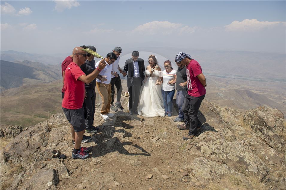 Пара из Турции сочеталась браком на вершине горы