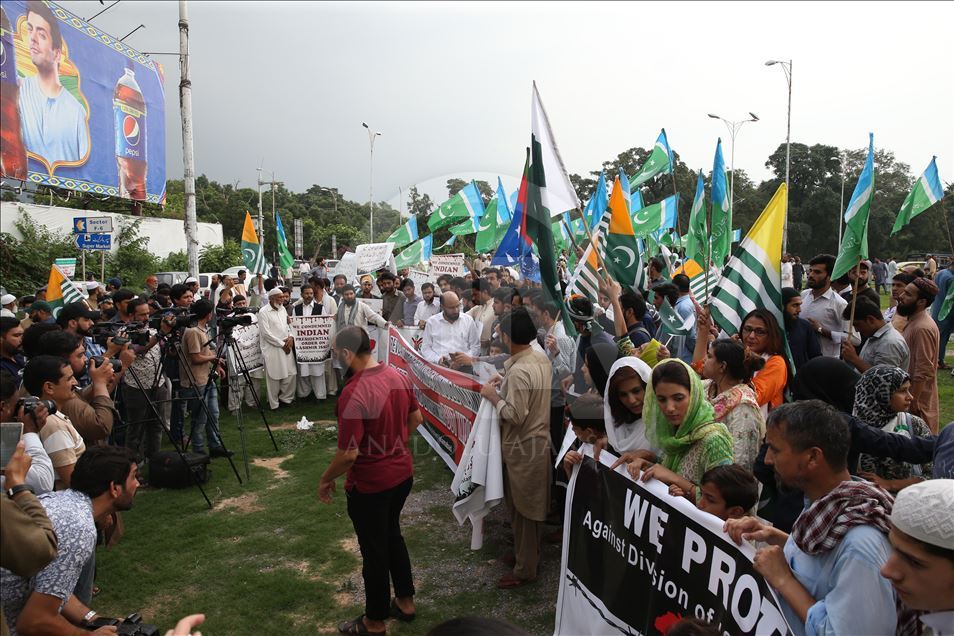 Hindistan'ın Keşmir kararı Pakistan'da protesto edildi