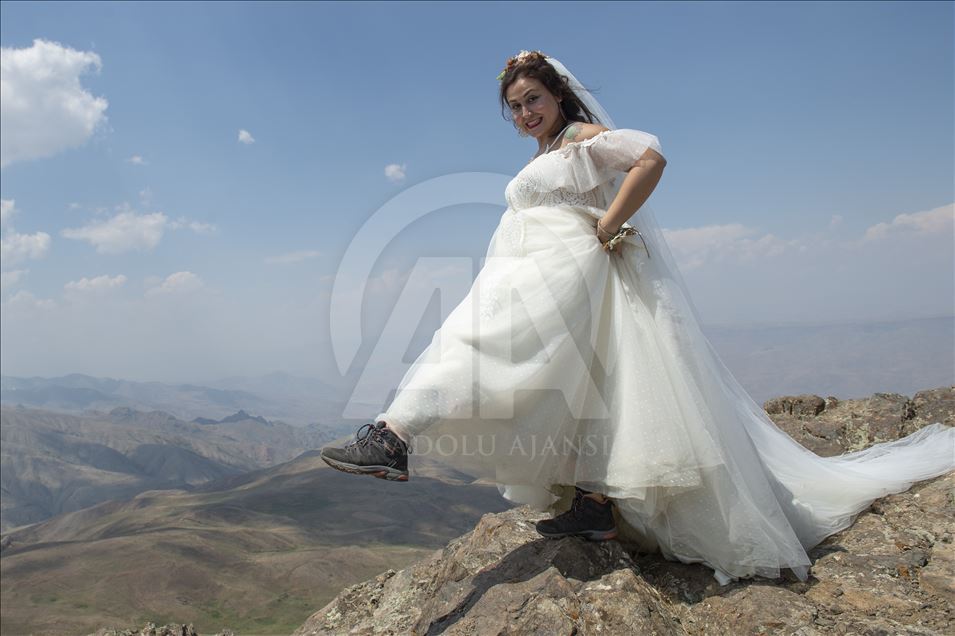 Пара из Турции сочеталась браком на вершине горы