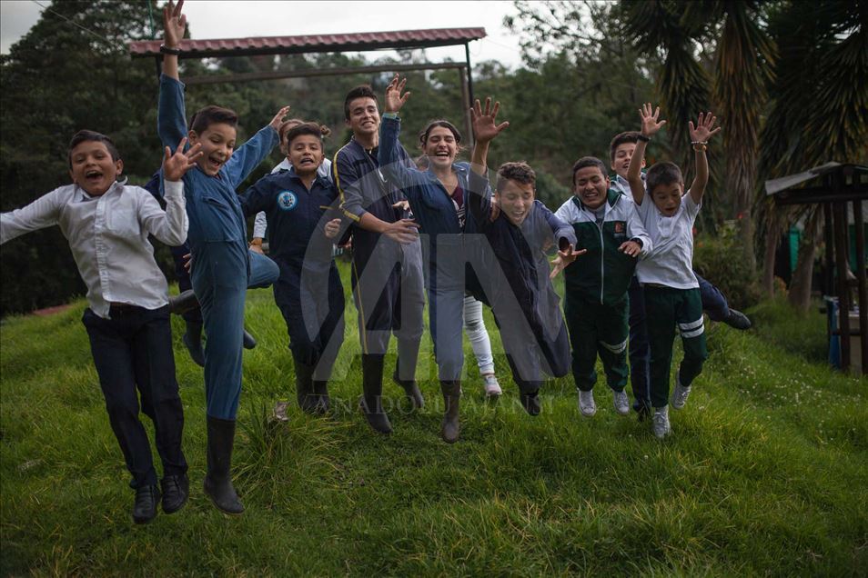 Niños desplazados y víctimas del conflicto en Colombia educados en una finca cafetera.