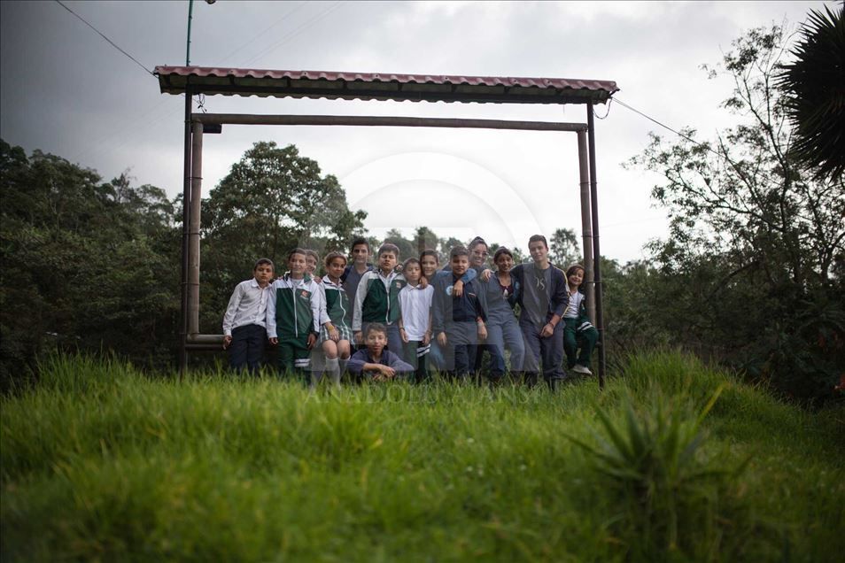 Niños desplazados y víctimas del conflicto en Colombia educados en una finca cafetera.