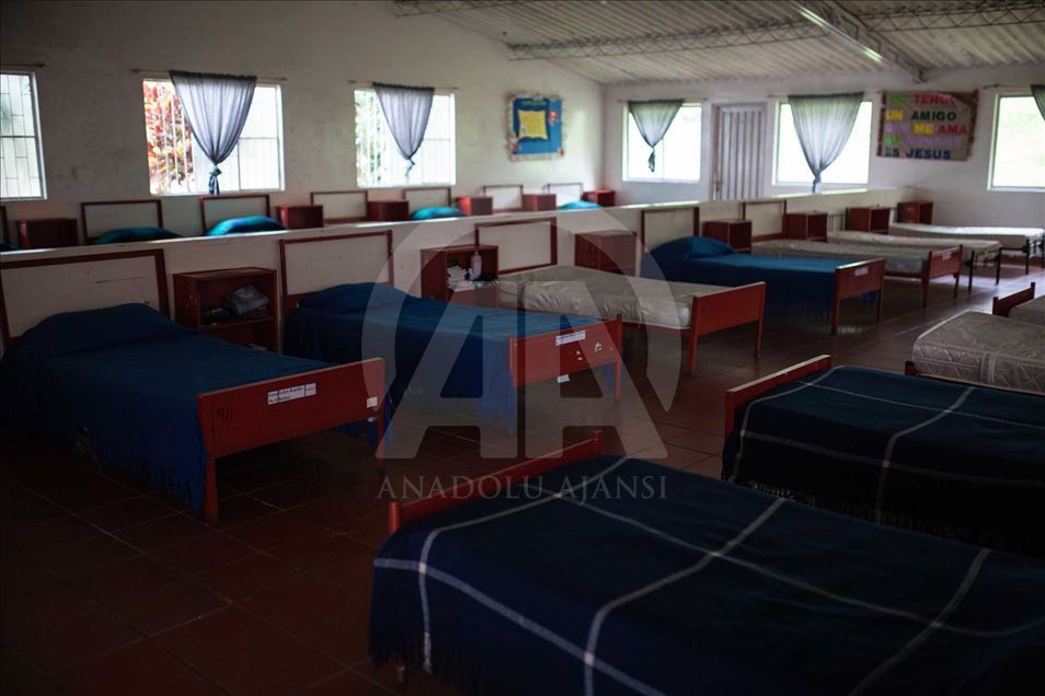 Niños desplazados y víctimas del conflicto en Colombia educados en una finca cafetera.