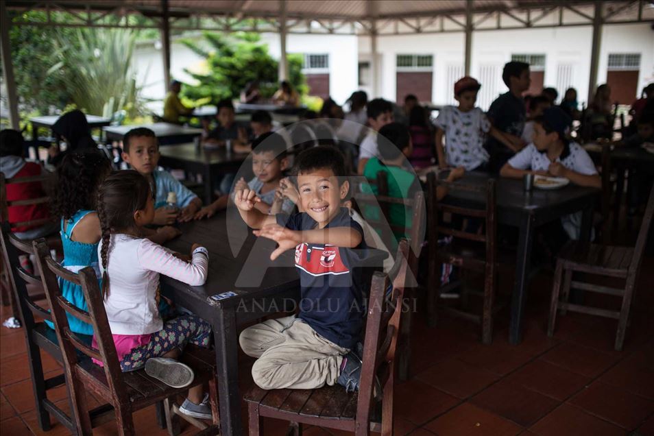 Niños desplazados y víctimas del conflicto en Colombia educados en una finca cafetera.