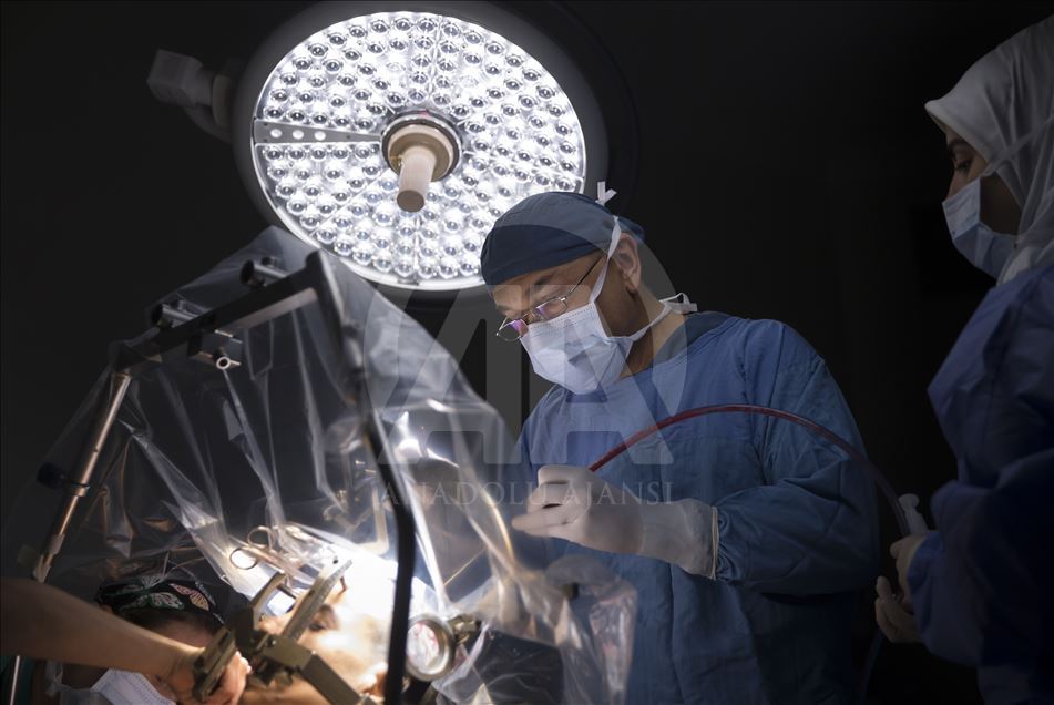AA ndjek operacionin e vendosjes së elektrodave në trurin e të sëmurit nga Parkinsoni