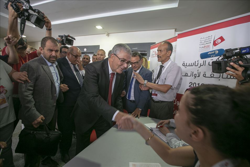 وزير الدفاع التونسي يستقيل من منصبه ويترشح لرئاسة البلاد