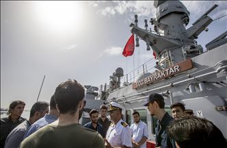 Le bâtiment de débarquement de tank turc, TCG Bayraktar, de passage au port de la Goulette.