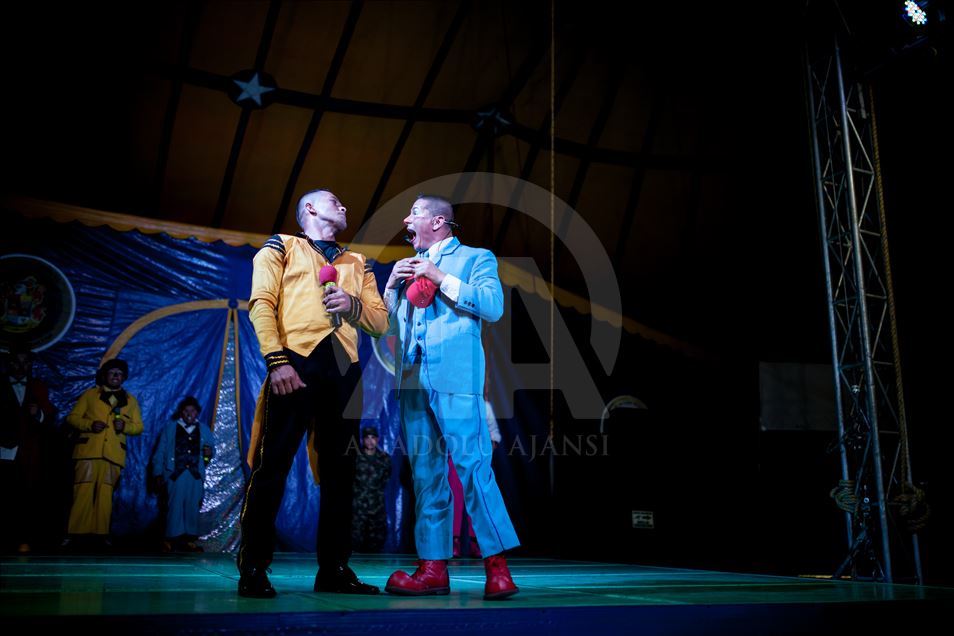 El Circo Colombia, un Circo comandado por soldados sonrientes