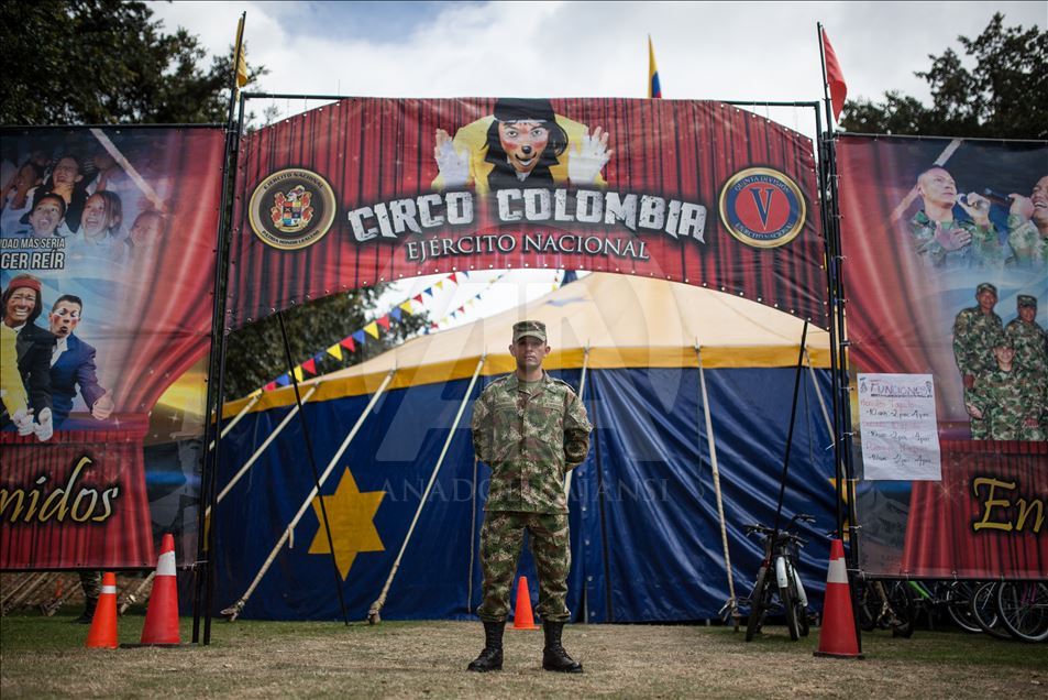 El Circo Colombia, un Circo comandado por soldados sonrientes