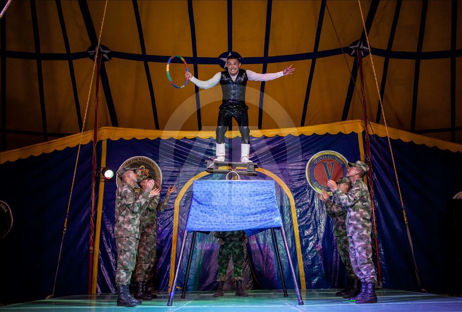 El Circo Colombia, un Circo comandado por soldados sonrientes