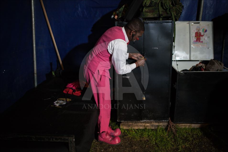 El Circo Colombia, un Circo comandado por soldados sonrientes