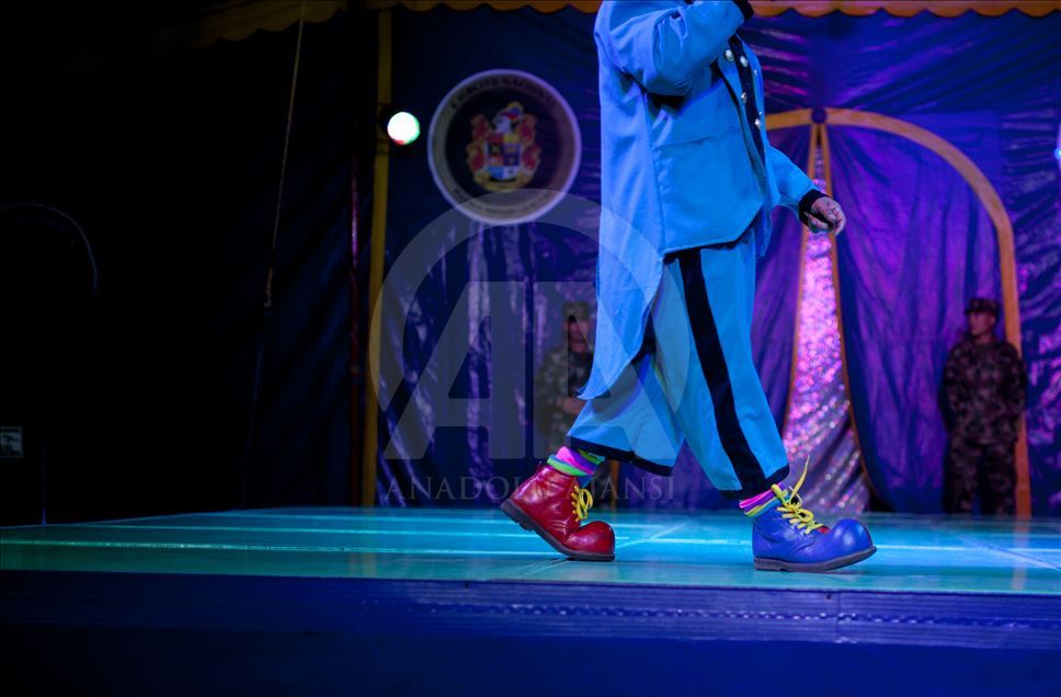 El Circo Colombia, un Circo comandado por soldados sonrientes