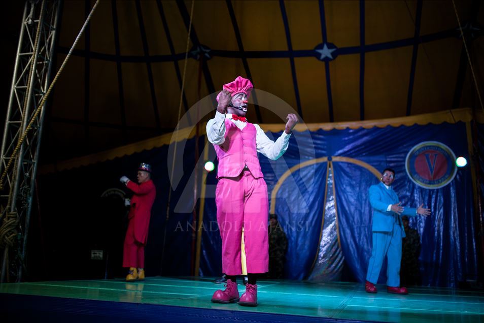 El Circo Colombia, un Circo comandado por soldados sonrientes