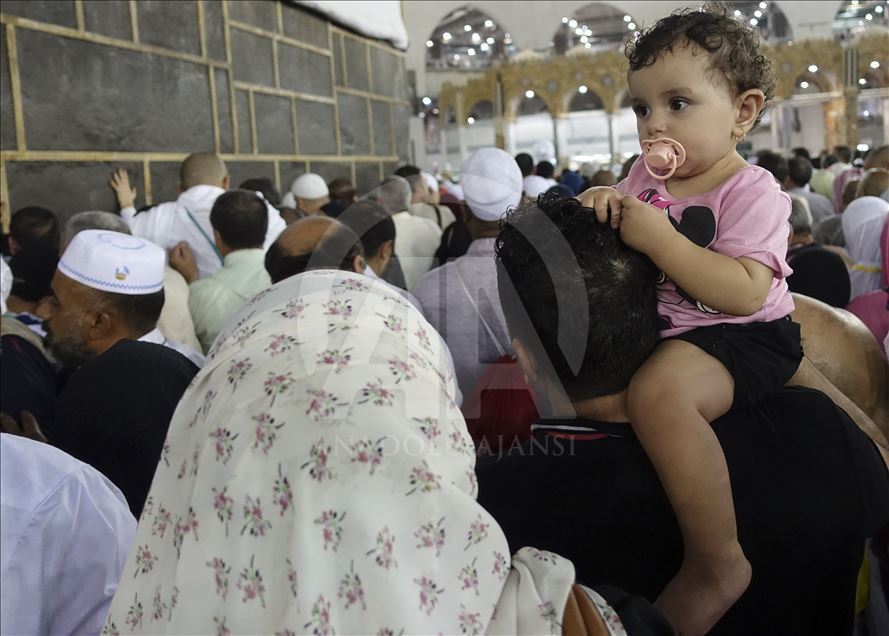 الأطفال.. البسمة في وجوه حجاج بيت الله الحرام