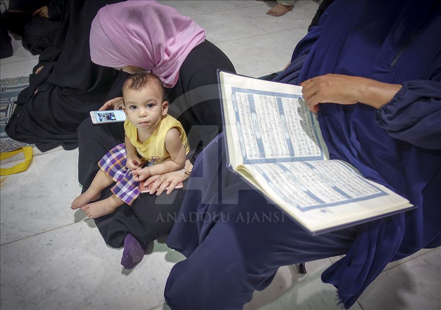 الأطفال.. البسمة في وجوه حجاج بيت الله الحرام