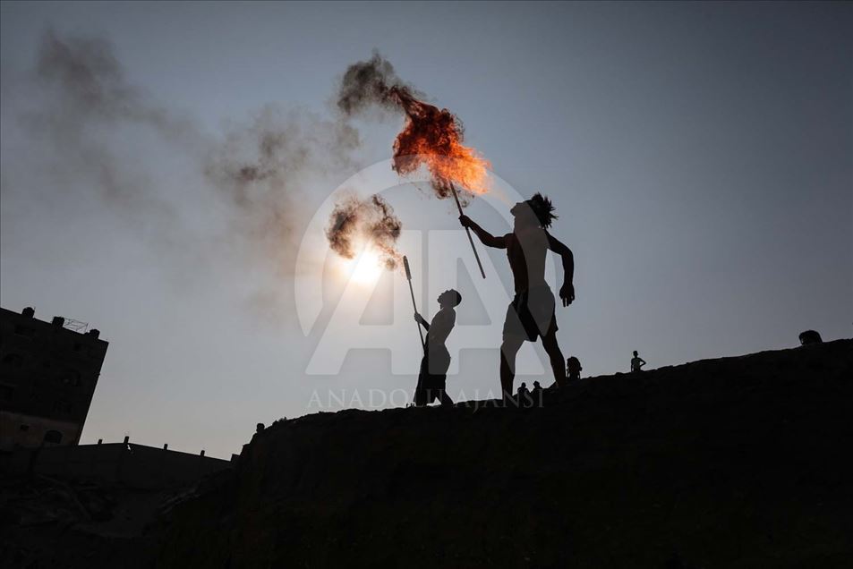 Artistas Palestinos escupiendo fuego, espectaculo en Gaza
